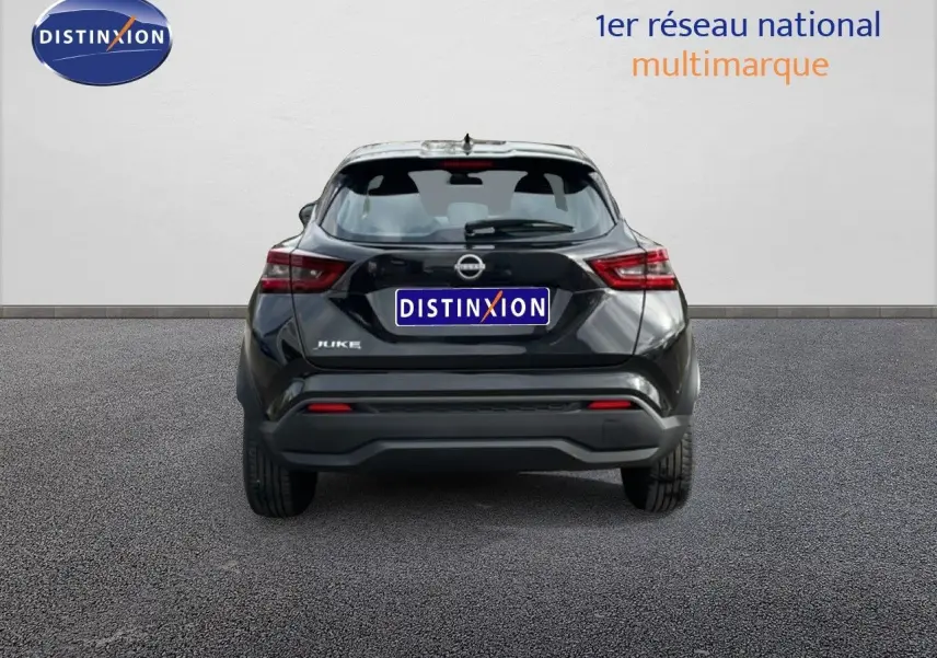 Vue arrière d'un Nissan Juke noir perle métal 2023 avec feux LED et caméra de recul visible.