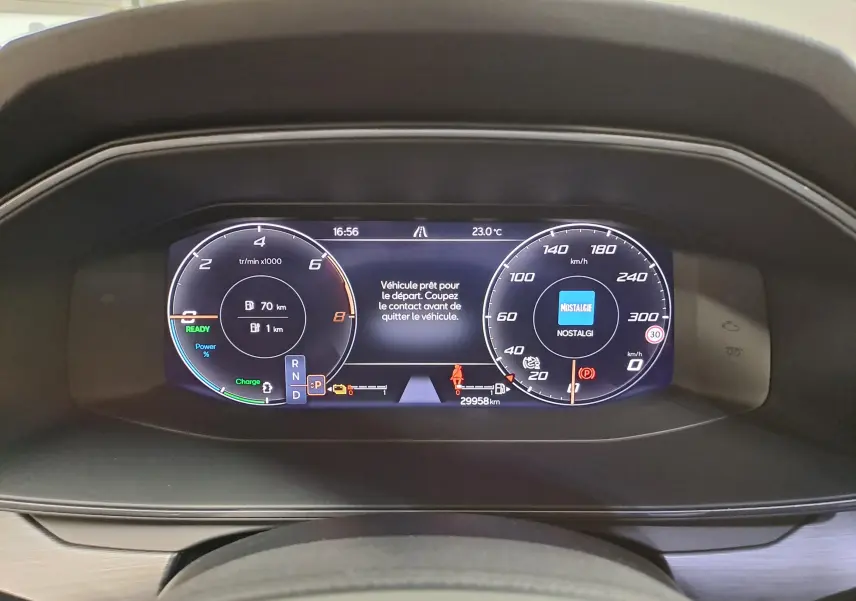 Tableau de bord numérique du CUPRA Formentor hybride, affichant compte-tours, vitesse et informations de conduite.