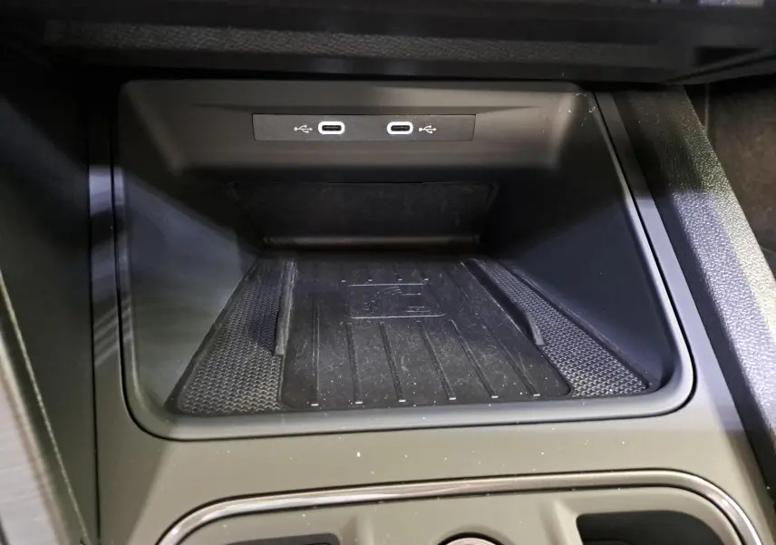 Vue rapprochée de la console centrale noire du CUPRA Formentor 2023, avec deux ports USB-C éclairés.
