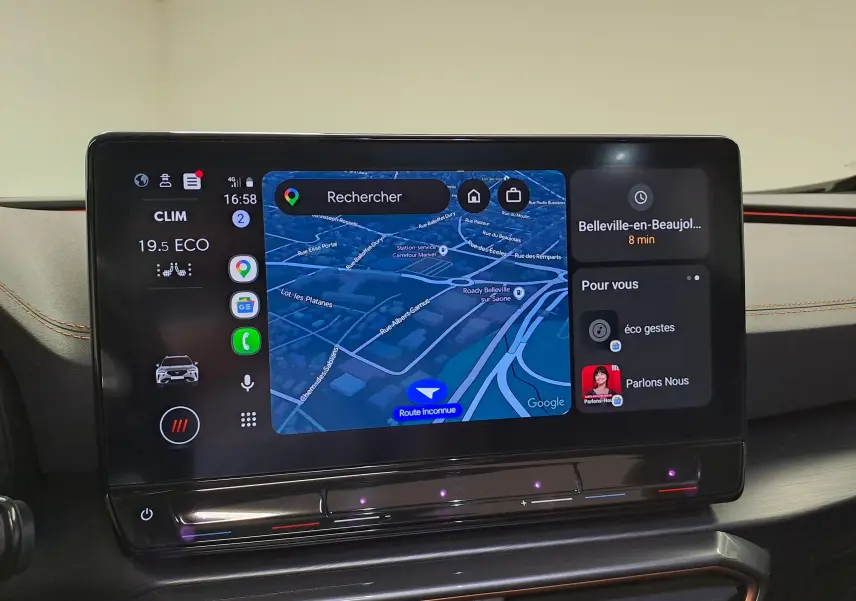 Écran tactile central du tableau de bord de la CUPRA Formentor 2023 affichant la navigation et les commandes climatiques.