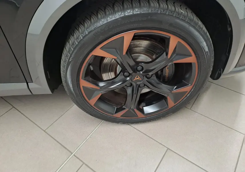 Gros plan sur la jante 19'' Black Cooper bicolore noir et cuivre du côté gauche d'un CUPRA Formentor Noir Minuit.