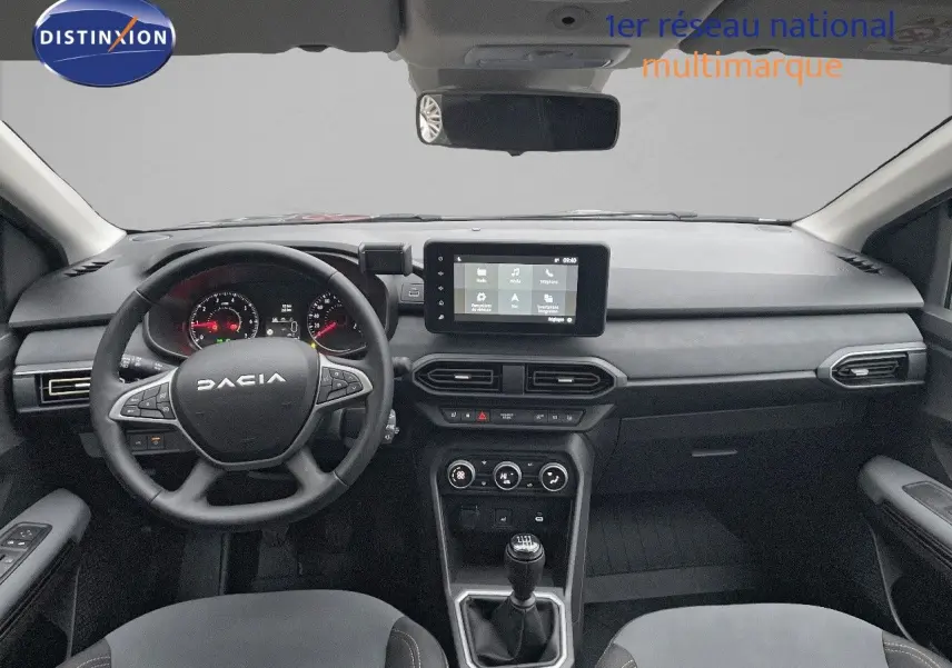 Vue intérieure avant du tableau de bord du Dacia Jogger gris schiste, avec volant multifonction et écran tactile central.