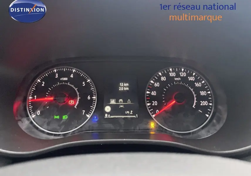 Vue rapprochée du tableau de bord du Dacia Jogger gris schiste, affichant compte-tours, vitesse et indicateurs GPL.