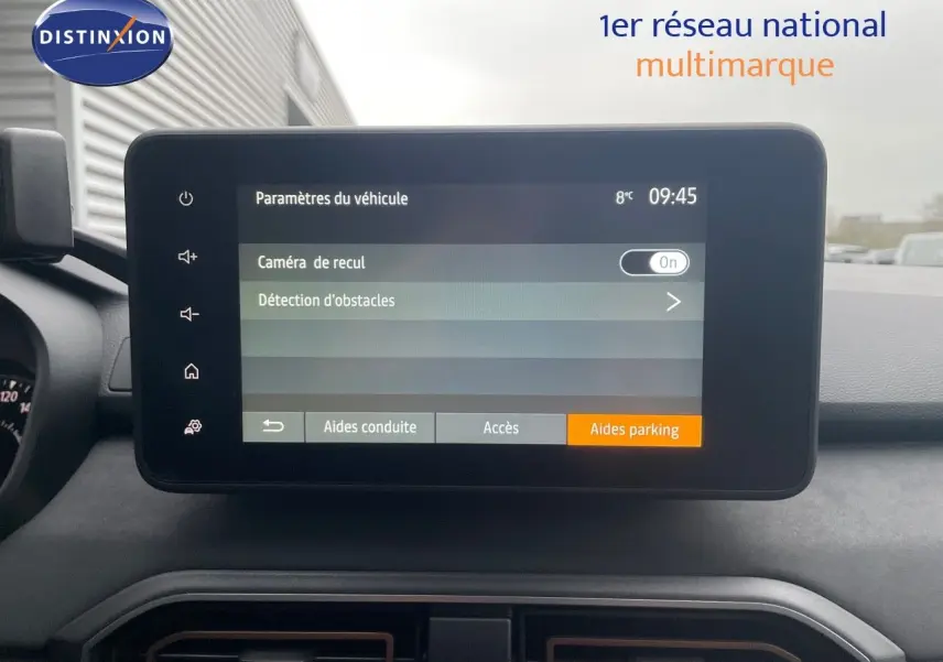 Écran tactile intérieur du Dacia Jogger 2026 affichant les paramètres d’aide au stationnement.