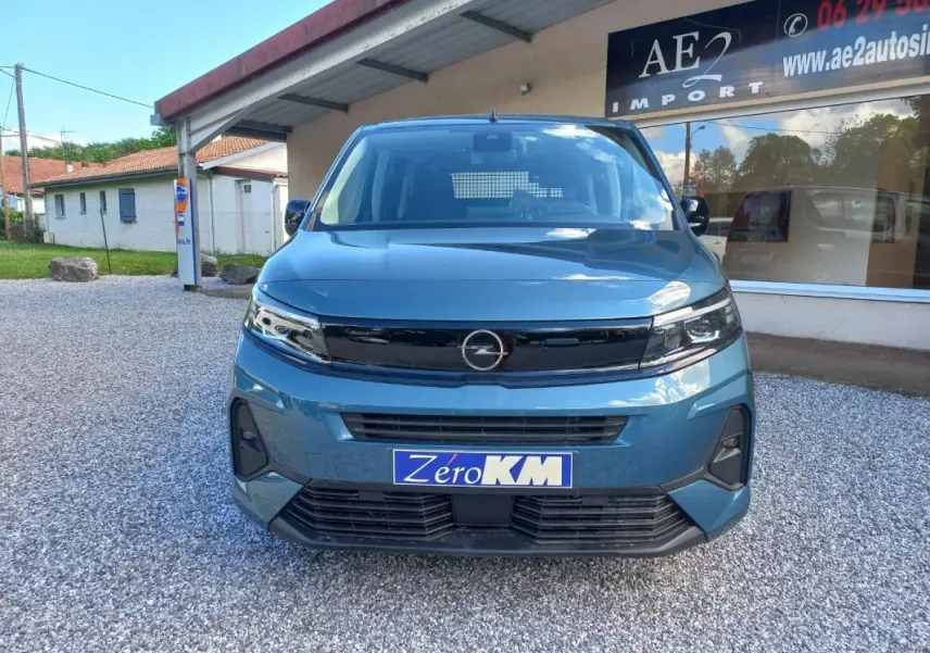 Vue avant d'un Opel Combo LIFE Elegance M bleu 2025 avec calandre noire et plaque d'immatriculation Zero KM.