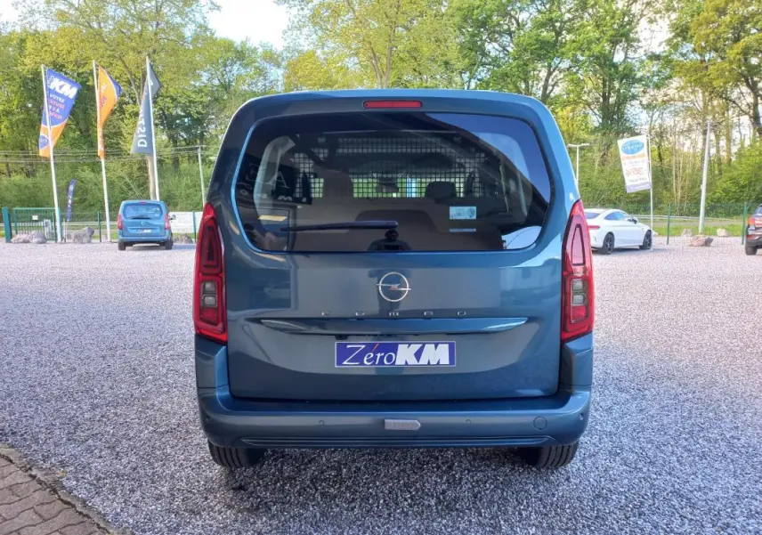 Vue arrière de l’Opel Combo LIFE Elegance M 2025 bleu, avec hayon vitré et feux arrière verticaux distinctifs.