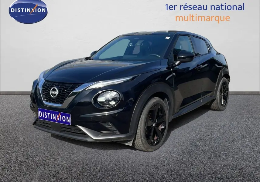 Nissan Juke 2025 noir Kuro Metal en 3/4 avant droit, avec jantes noires et calandre distinctive V-Motion.