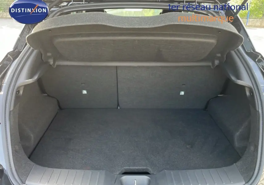 Coffre ouvert vu de l'arrière du Nissan Juke noir Kuro Metal 2025, montrant un espace de chargement vide et propre.
