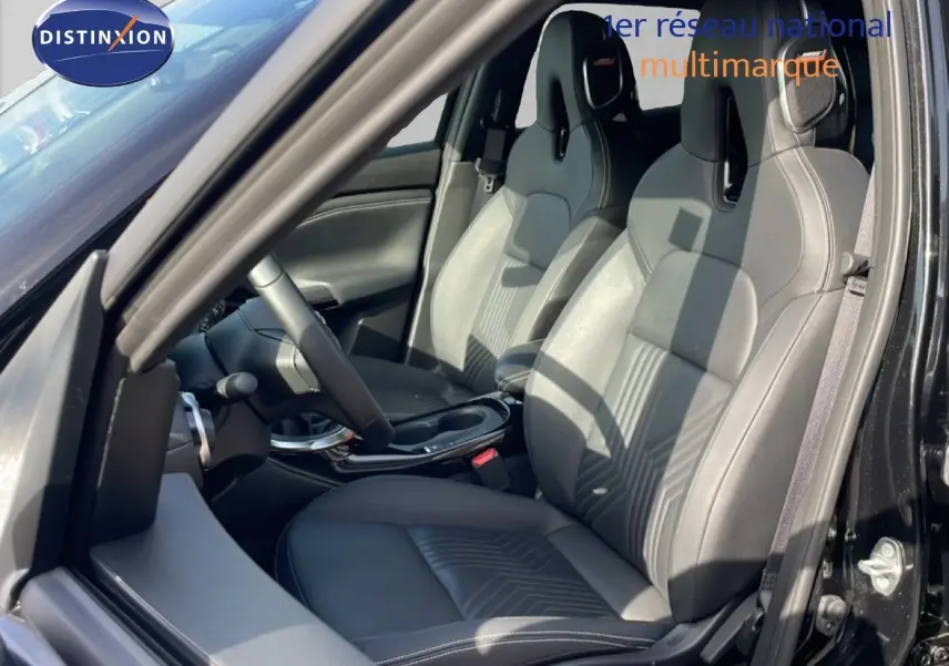 Vue intérieure côté gauche du Nissan Juke 2025 noir Kuro Metal, mettant en valeur les sièges en cuir et le volant multifonction.