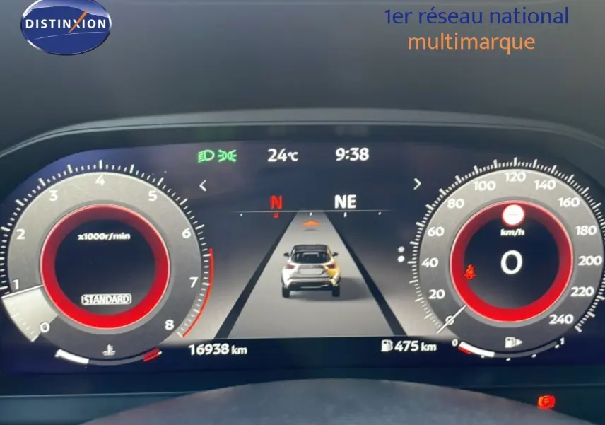 Vue du tableau de bord numérique du Nissan Juke 2025 noir, affichant compte-tours, vitesse et informations de conduite.