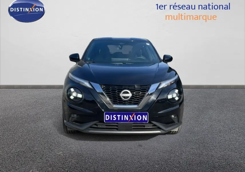 Vue de face d'un Nissan Juke 2025 noir Kuro Metal avec calandre chromée et phares LED allumés.