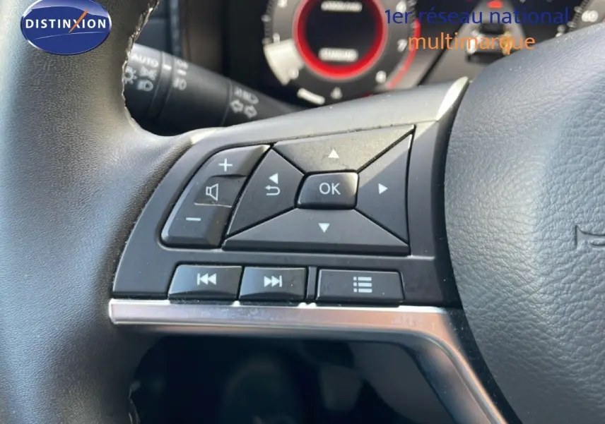 Gros plan sur les commandes multifonctions côté gauche du volant noir du Nissan Juke 2025, finition Tekna.