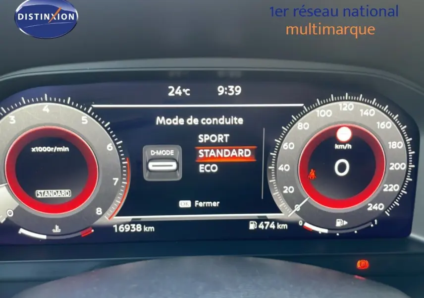 Tableau de bord numérique du Nissan Juke noir, affichant le mode de conduite standard à 9h39, 24°C.