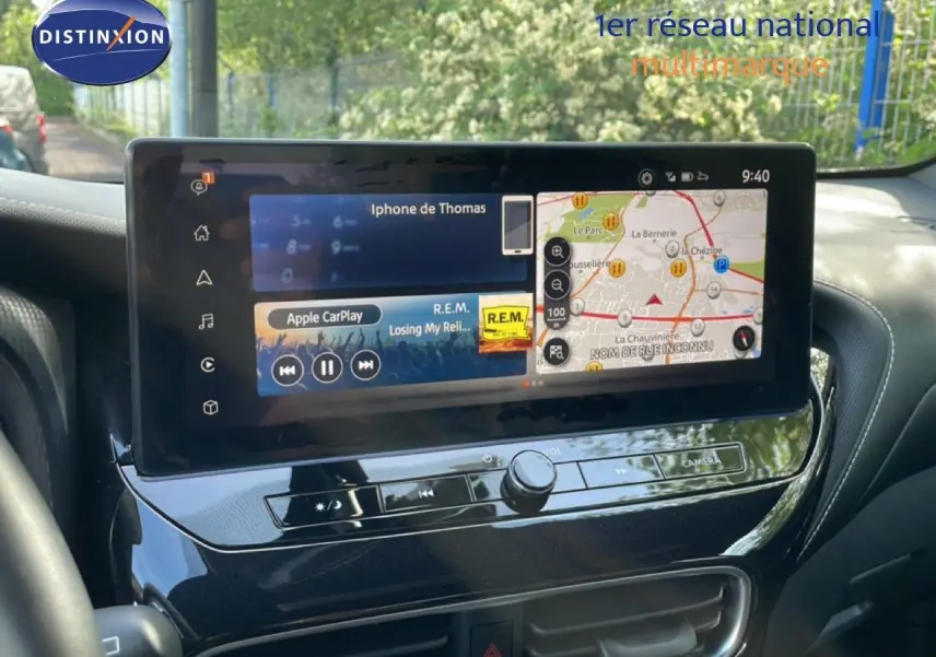 Écran tactile central du Nissan Juke 2025 noir, affichant navigation GPS et interface Apple CarPlay.