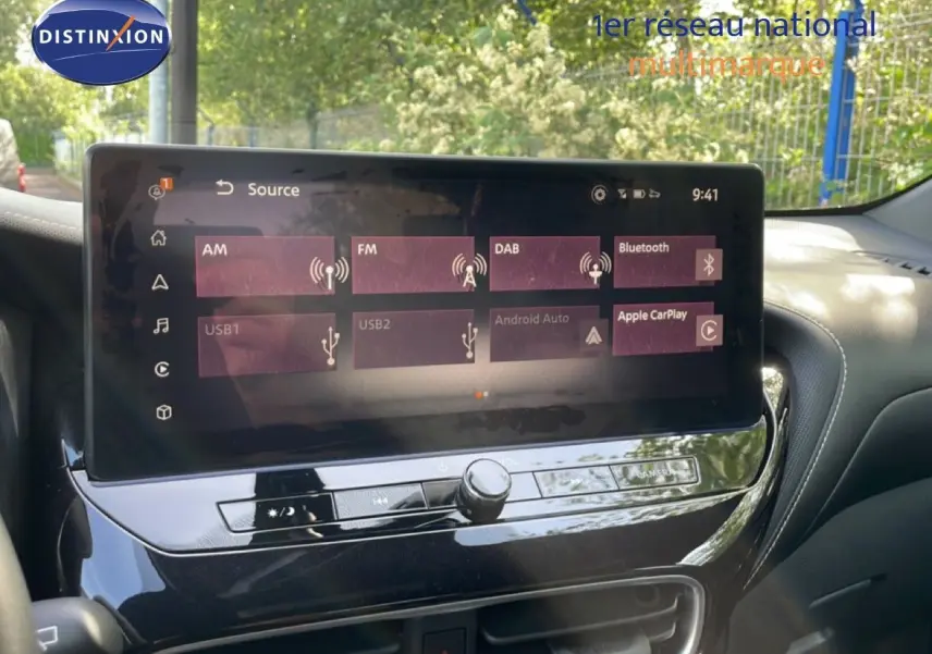 Vue rapprochée de l’écran tactile central du Nissan Juke noir Kuro Metal 2025, affichant les options multimédias.