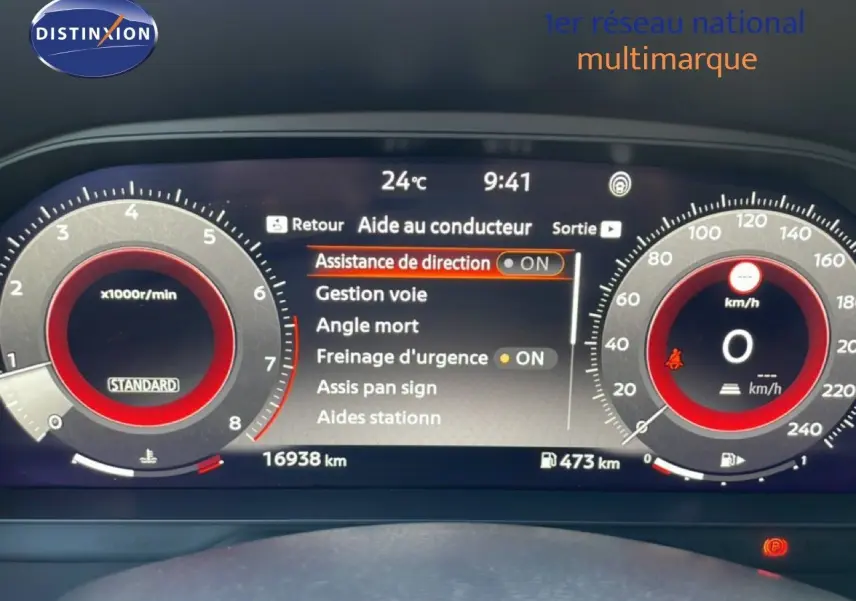 Tableau de bord numérique du Nissan Juke 2025, affichant les aides à la conduite et compteurs en vue frontale.