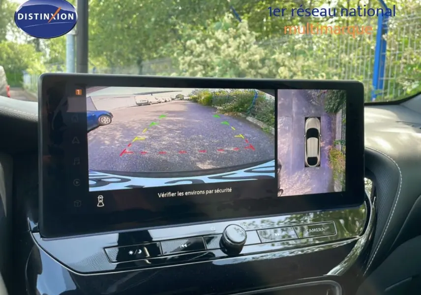 Vue intérieure du tableau de bord du Nissan Juke noir Kuro Metal 2025, écran affichant la caméra de recul et vue à 360°