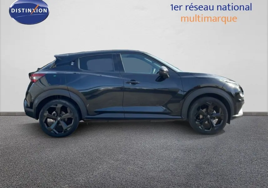Profil côté gauche du Nissan Juke 2025 noir Kuro Metal avec jantes noires et lignes dynamiques visibles.