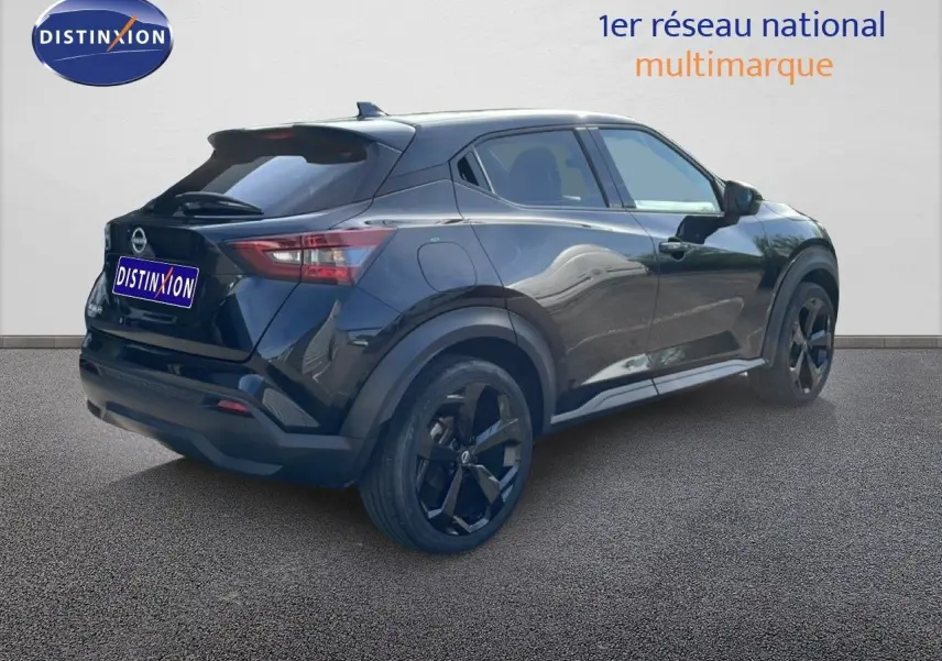 Nissan Juke 2025 noir Kuro Metal en 3/4 arrière droit, avec jantes noires et lignes sculptées distinctives.