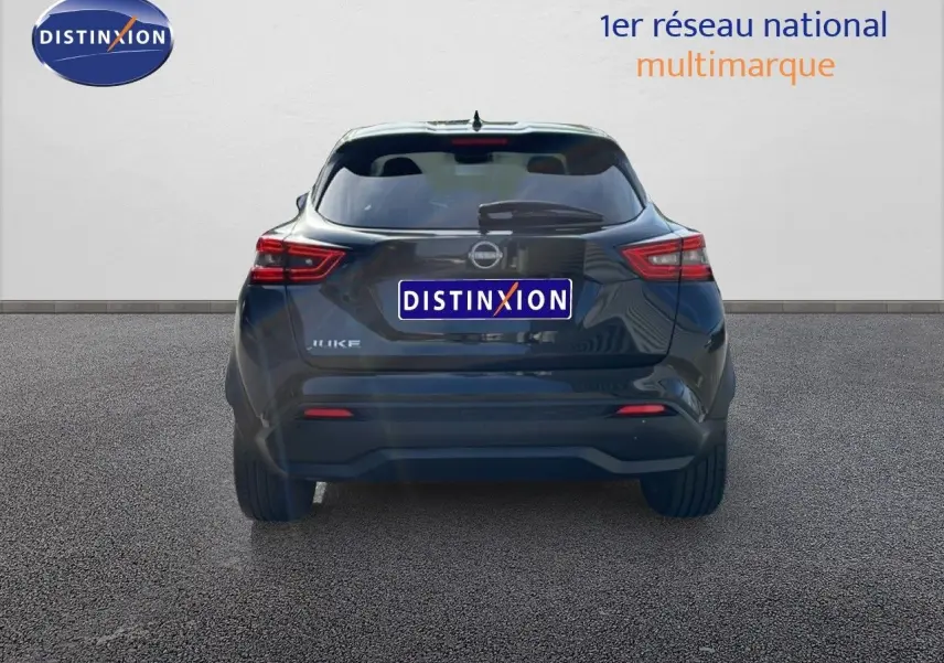 Vue arrière d'un Nissan Juke noir Kuro Metal 2025, soulignant ses feux arrière LED et son design compact.
