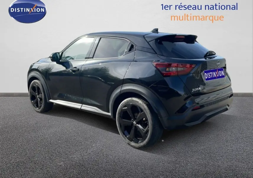 Vue 3/4 arrière droite du Nissan Juke noir Kuro Metal 2025 avec jantes noires et vitres teintées.