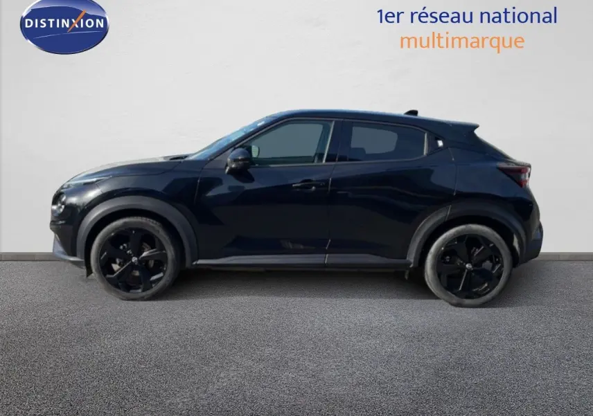 Profil côté gauche du Nissan Juke 2025 noir Kuro Metal avec jantes noires et lignes dynamiques marquées.