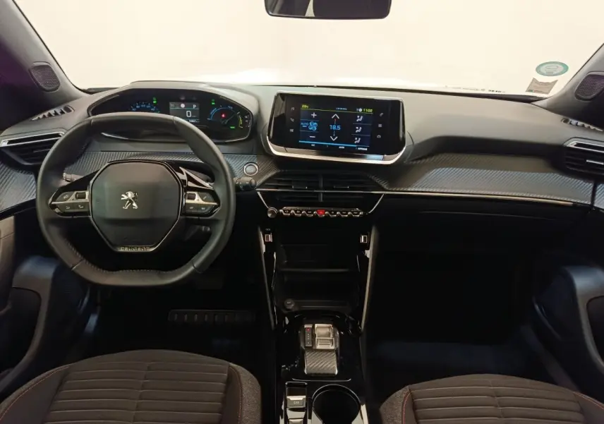 Vue intérieure frontale du tableau de bord et volant cuir noir du Peugeot E-2008 électrique gris clair, avec écran tactile central.
