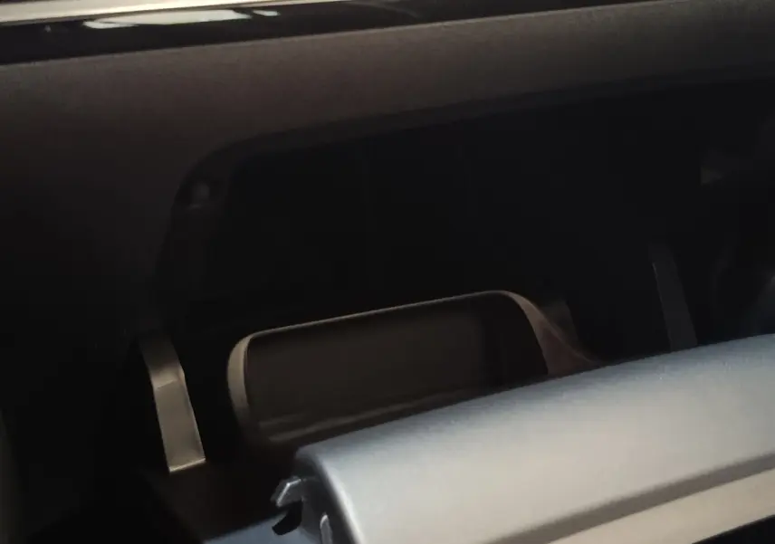 Détail du rangement réfrigéré gris clair dans la boîte à gants du Peugeot E-2008 électrique Active Pack 2023.