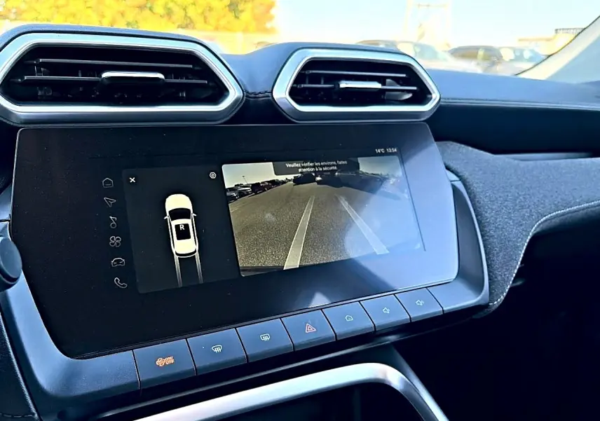 Vue rapprochée de l’écran tactile central noir du tableau de bord du MG ZS 1.5 hybrid 2026 montrant la caméra de recul.