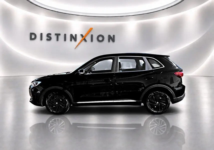 Vue de profil côté gauche du SUV MG ZS 1.5 hybrid noir, dans un showroom lumineux avec logo Distinxion en arrière-plan.