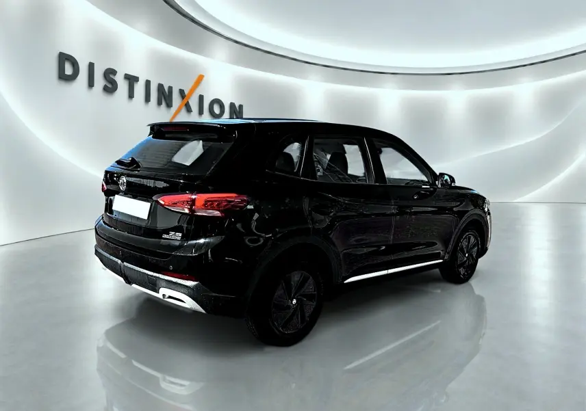 Vue 3/4 arrière droite du SUV noir MG ZS 1.5 hybrid 197 standard avec feux arrière LED et becquet arrière.