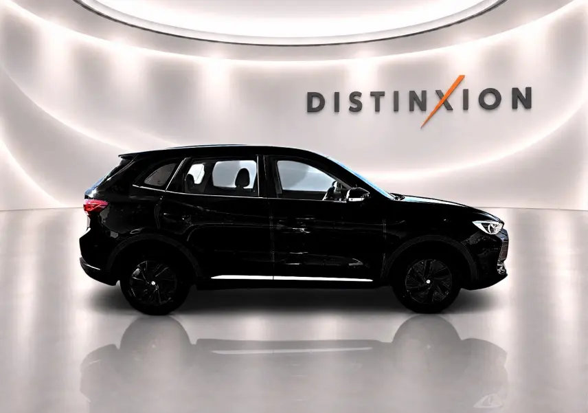 Vue de profil côté gauche du SUV noir MG ZS 1.5 hybrid 197 standard sur fond clair avec logo Distinxion.
