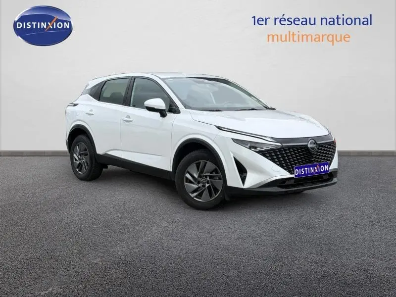 Nissan Qashqai 2025 blanc nacré en 3/4 avant droit, avec calandre noire et jantes alliage foncé.