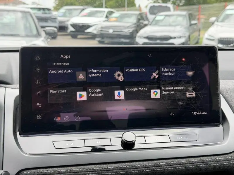 Écran tactile central du Nissan Qashqai 2025 affichant les applications connectées, intérieur moderne en noir.