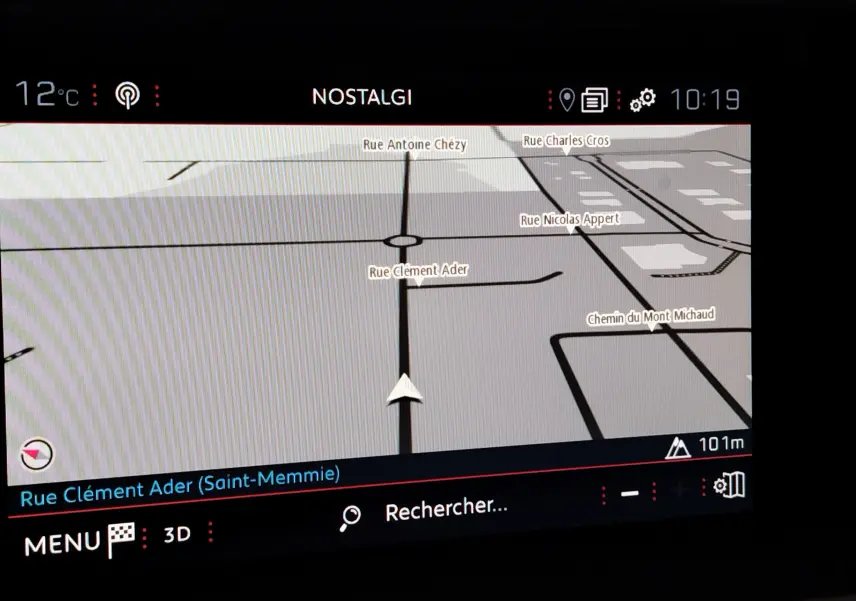 Écran de navigation GPS du Peugeot Partner 2020 affichant une carte en 3D avec itinéraire et température extérieure à 12°C.