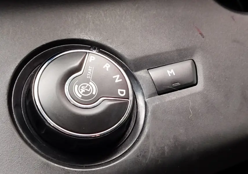 Gros plan sur la molette de sélection de la boîte automatique du Peugeot Partner 2020, finition Asphalt, intérieur gris.