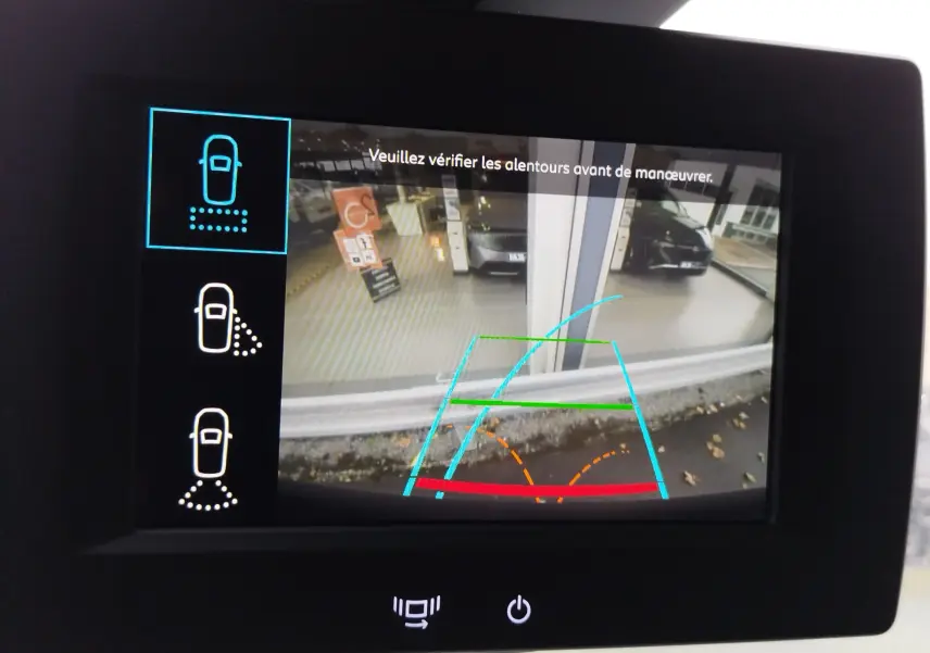 Écran de caméra de recul du Peugeot Partner gris foncé, affichant les lignes de guidage et l'arrière du véhicule en intérieur.