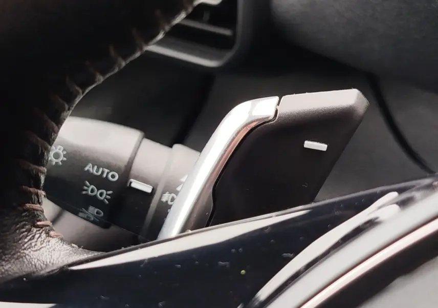 Gros plan sur la palette de changement de vitesse argentée côté droit du volant du Peugeot Partner 2020 gris foncé.