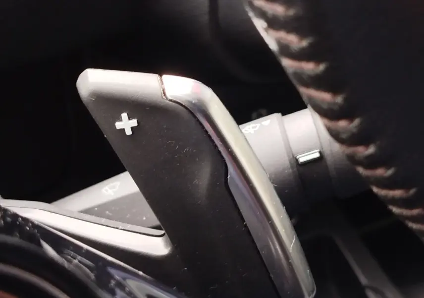 Gros plan sur la palette de changement de vitesse "+" côté droit du volant du Peugeot Partner gris foncé 2020.