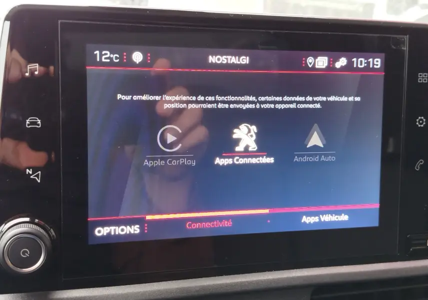 Écran tactile central du Peugeot Partner 2020 affichant les options Apple CarPlay, Apps Connectées et Android Auto.