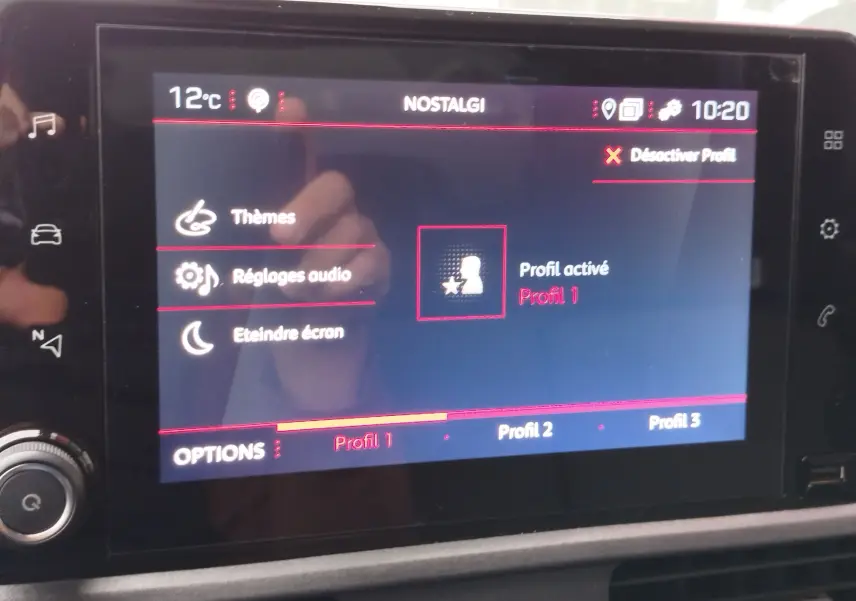 Écran tactile central du Peugeot Partner 2020 affichant les options de profils et réglages audio, interface en français.