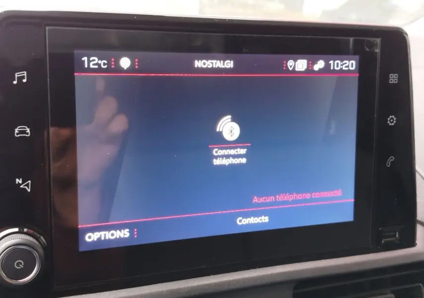 Écran tactile central du tableau de bord du Peugeot Partner 2020 affichant la connexion Bluetooth et la température extérieure à 12°C.
