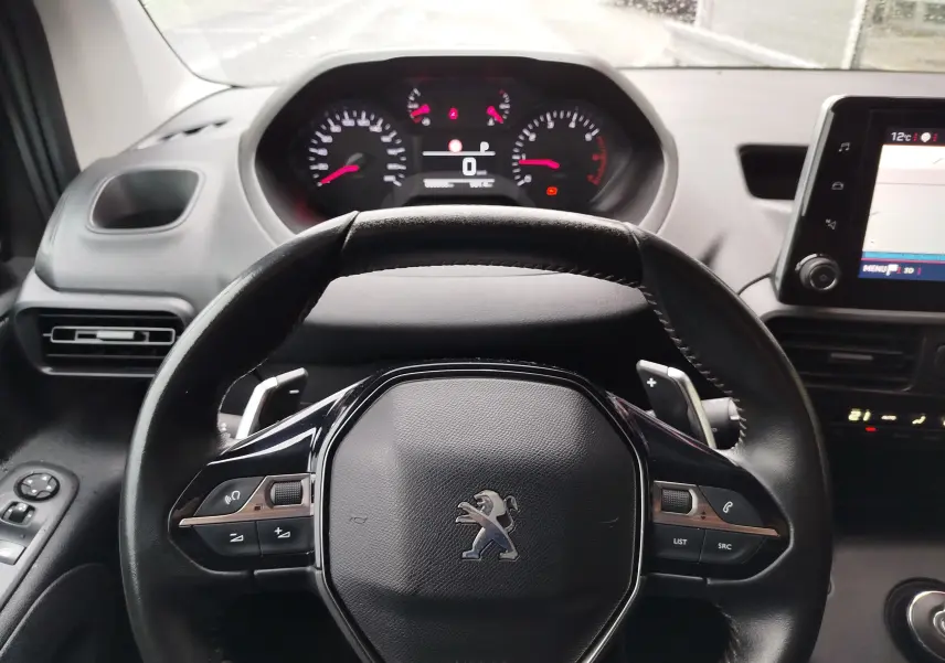 Vue intérieure centrée sur le volant noir du Peugeot Partner 2020 avec tableau de bord et écran tactile visibles.
