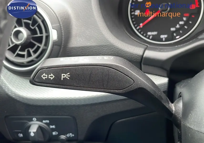 Le levier de clignotant noir du tableau de bord de l'Audi Q2 35 TFSI S-Line 2023 en gros plan.