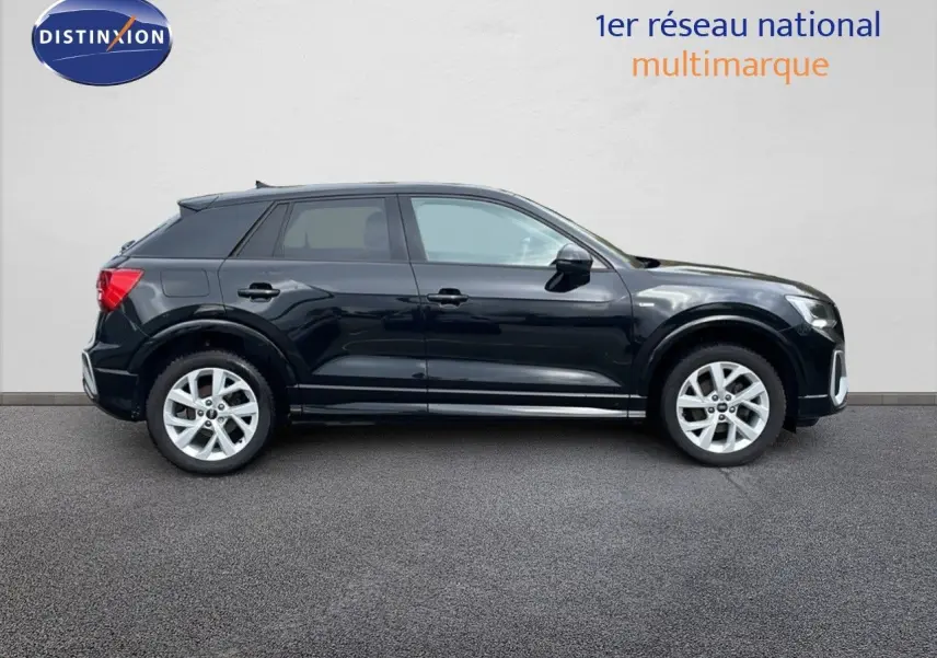 Audi Q2 noir mito metal vue profil côté gauche, soulignant ses lignes modernes et ses jantes argentées cinq branches.