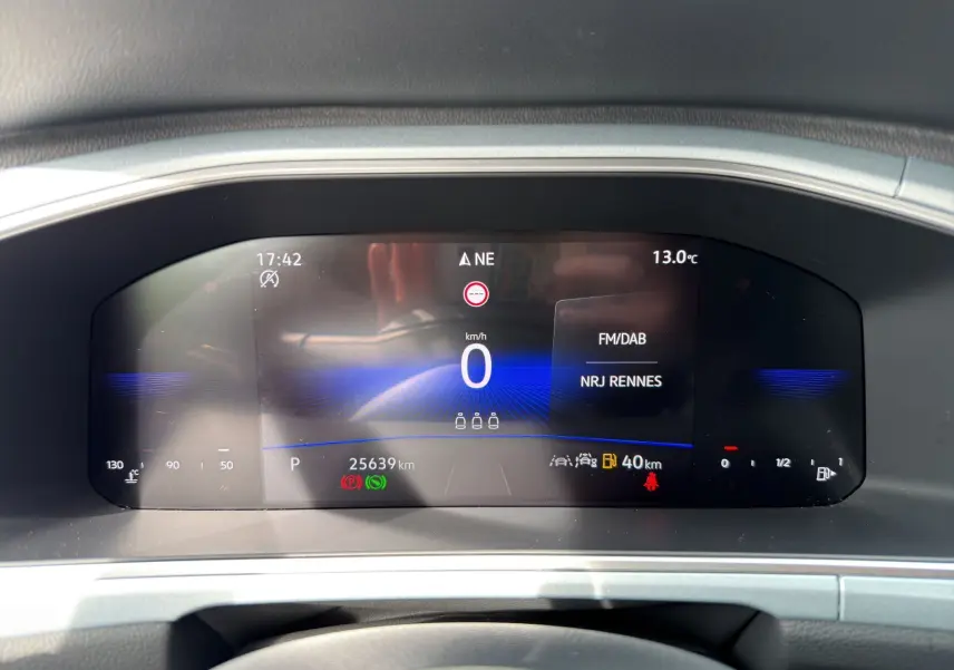 Tableau de bord numérique du Volkswagen T-Roc 2.0 TDI 2025 affichant vitesse, température et radio NRJ Rennes.