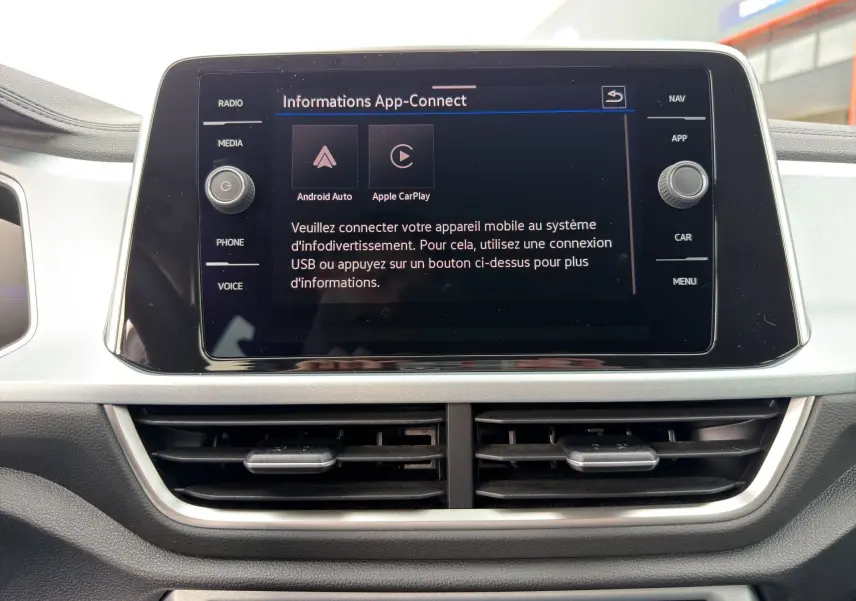 Écran tactile central du Volkswagen T-Roc 2025 affichant la connexion Android Auto et Apple CarPlay, vue frontale intérieure.