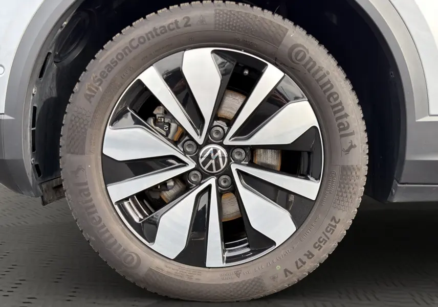 Gros plan sur la jante alu 17 pouces bicolore du Volkswagen T-Roc gris pyrite, détail du pneu Continental AllSeasonContact 2.