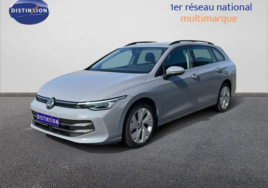 Volkswagen Golf SW VIII gris lunaire métal vue 3/4 avant droit, avec jantes alliage et toit ouvrant.