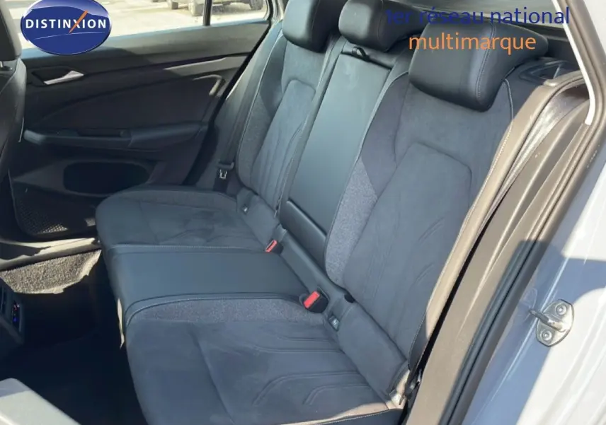 Vue intérieure côté droit des sièges arrière en tissu et cuir gris d'une Volkswagen Golf SW VIII 2024.